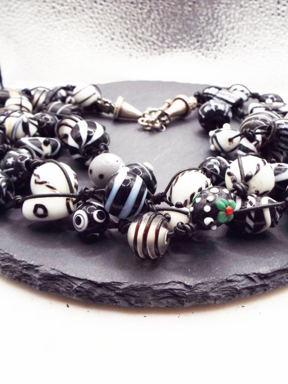HANDMADE ARTISAN BLACK & WHITE ARTGLASS LAMPWORK WEDDING CAKE 3 STD. NECKLACE O3 - Picture 5 of 6